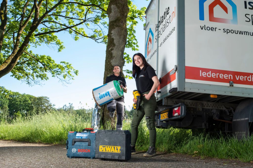 Vader en dochter werken samen bij Isolatiespecialist