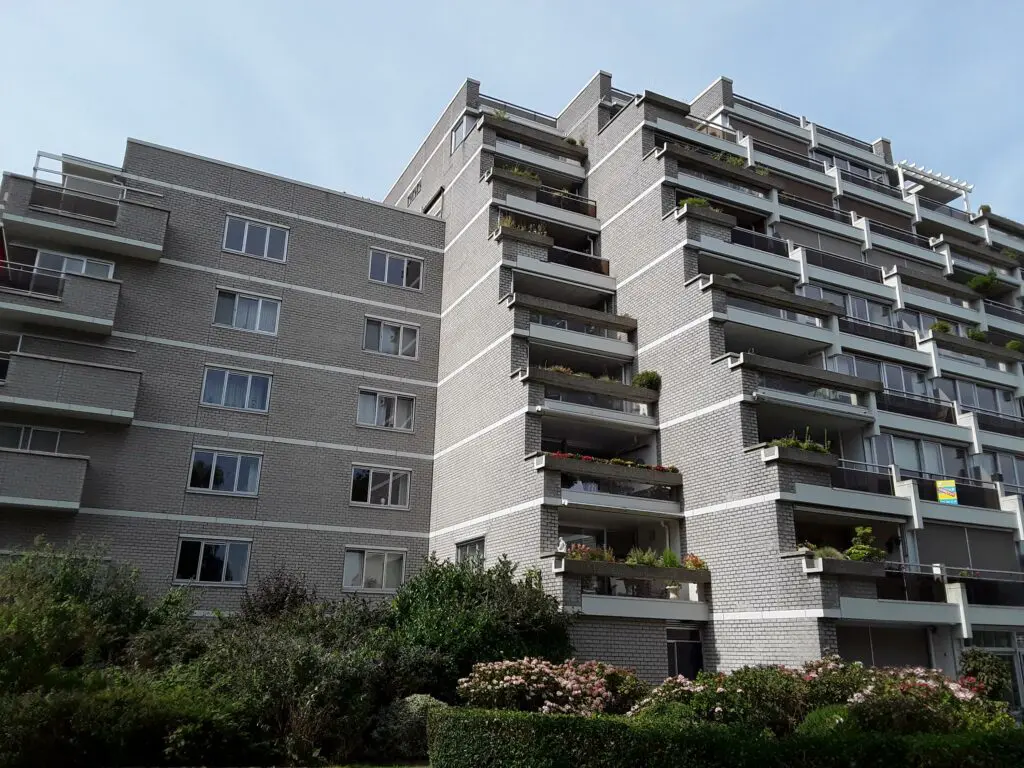 Spouwmuurisolatie met hoogwerker bij Spaarneborgh