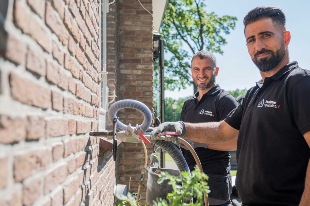 Gecertificeerd isolatiebedrijf voert spouwisolatie uit