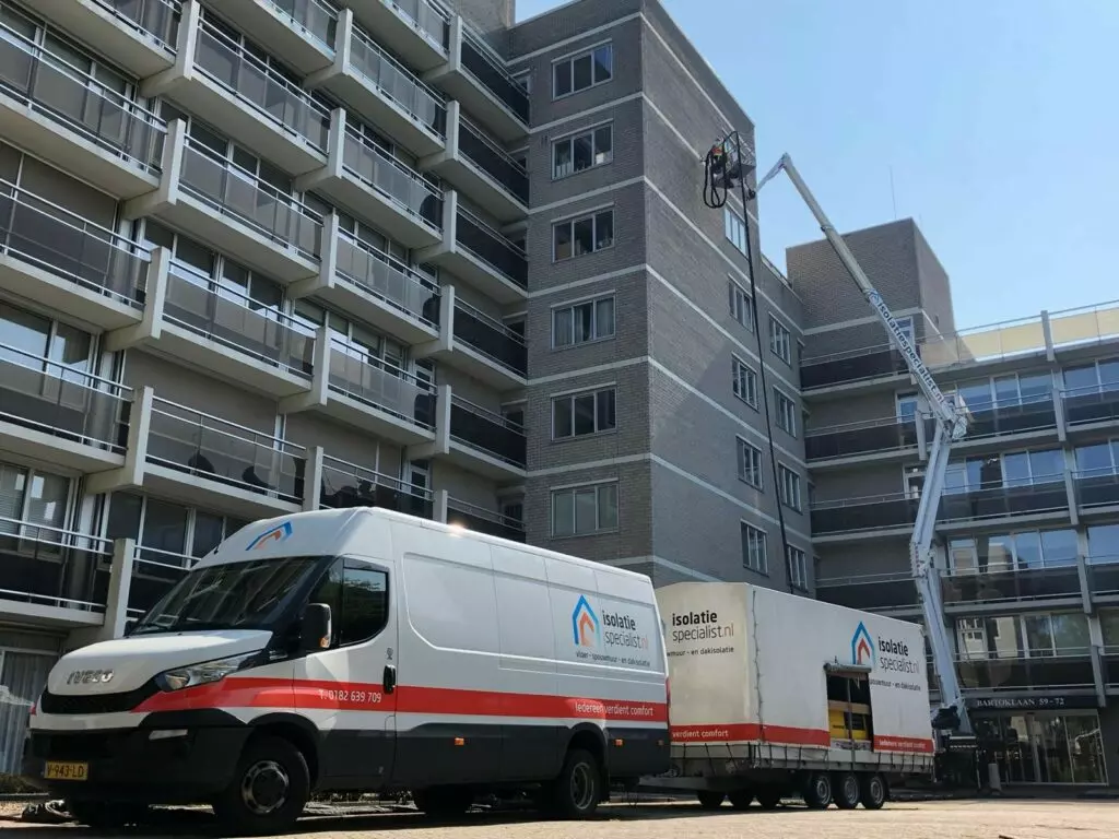 Monteurs van Isolatiespecialist.nl aan het werk met een hoogwerker