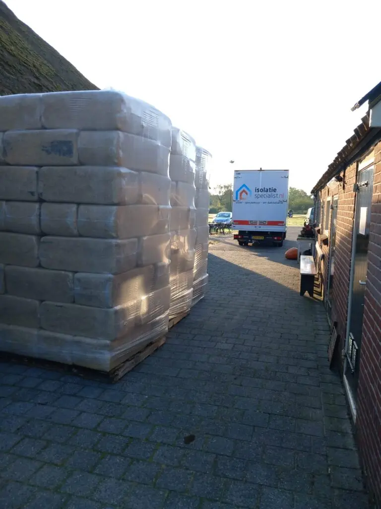 Biobased dakisolatie met stro bij een boerderij in Frederiksoord