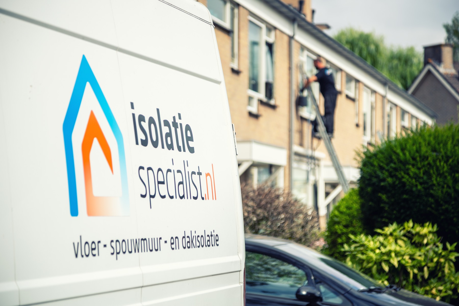 Bus van Isolatiespecialist.nl voor een woning in uitvoering