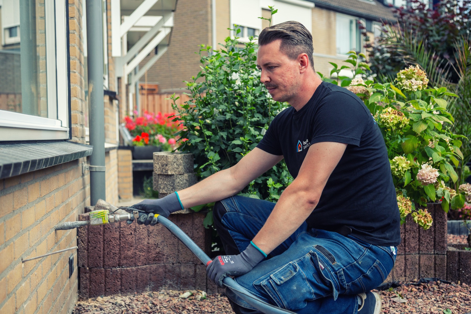 Monteur isoleert de gevel vanaf de tuinzijde