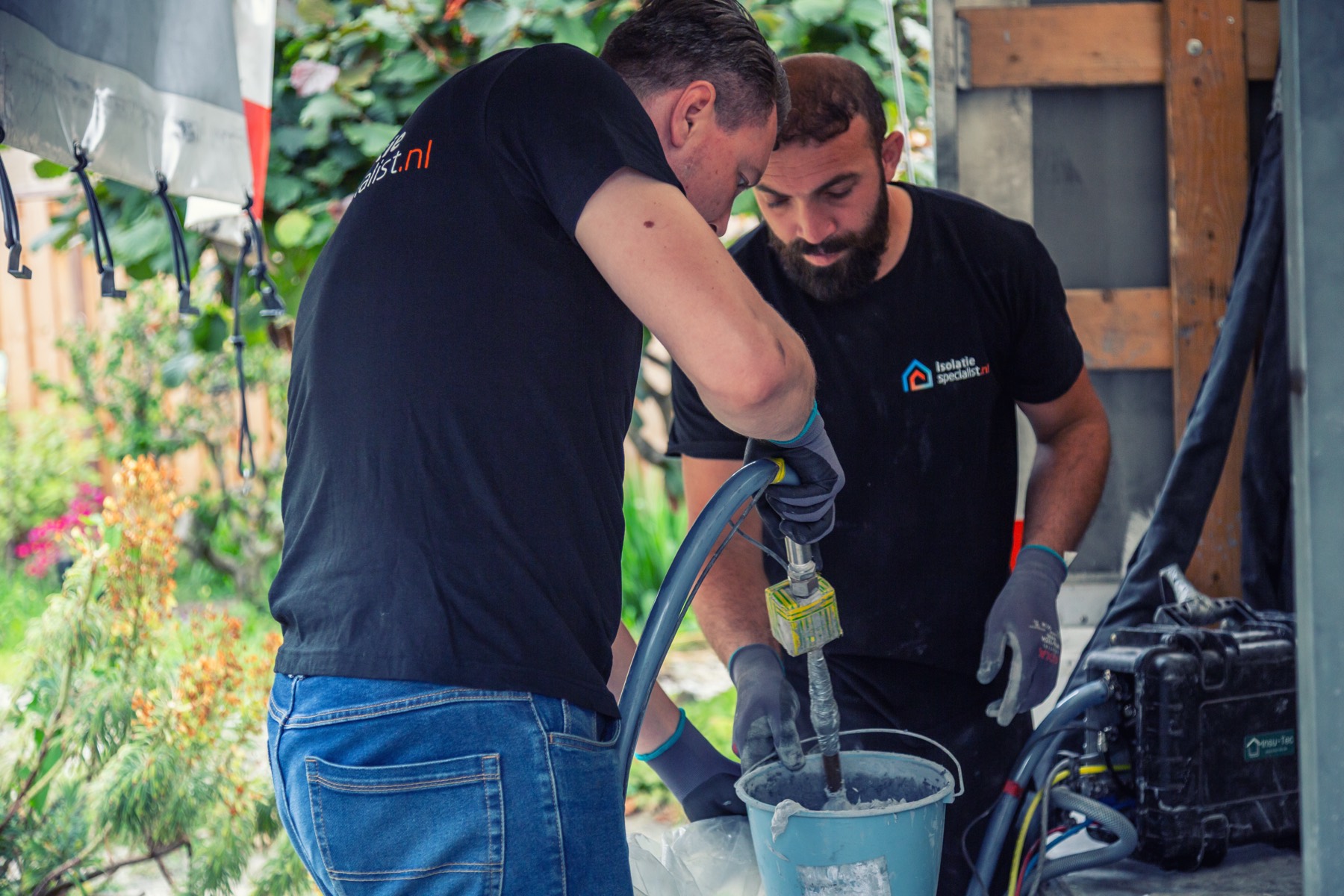 Twee collega's maken het isolatieschuim aan bij de installatie